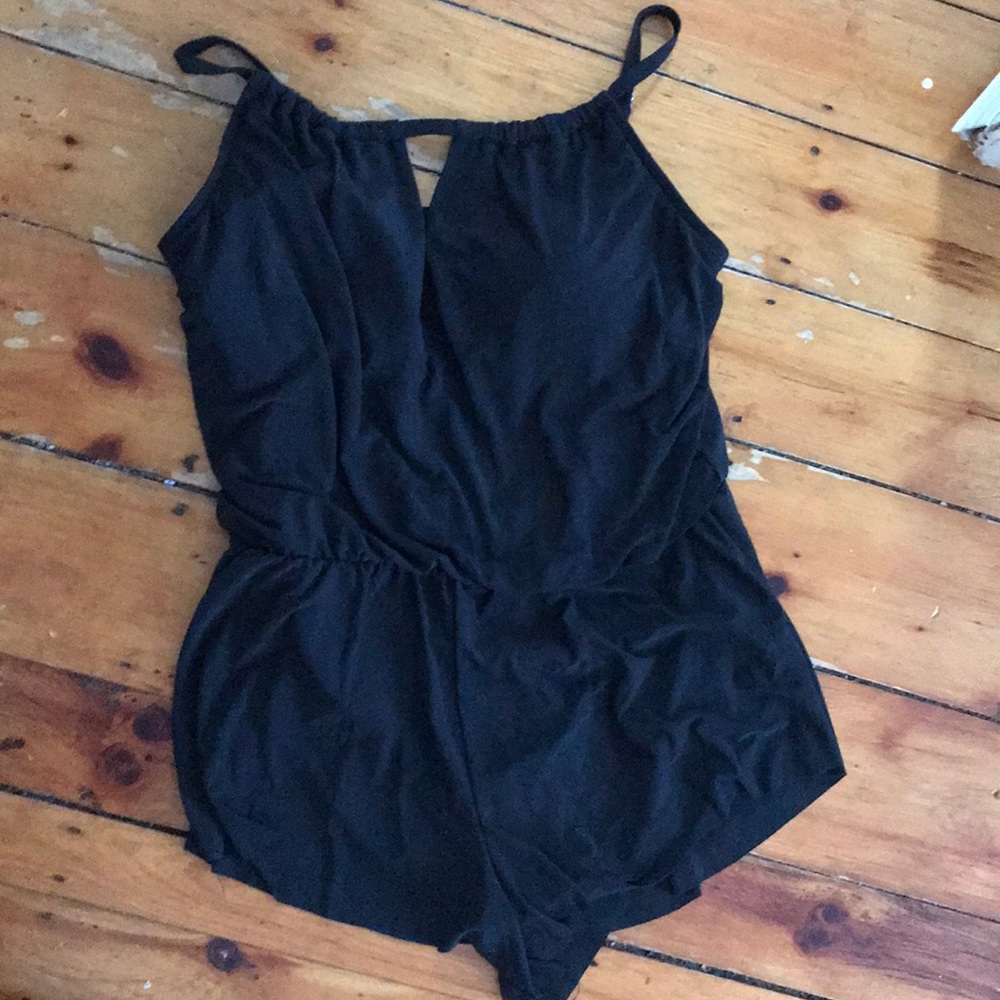 Modest and stylish bathing/resort suit